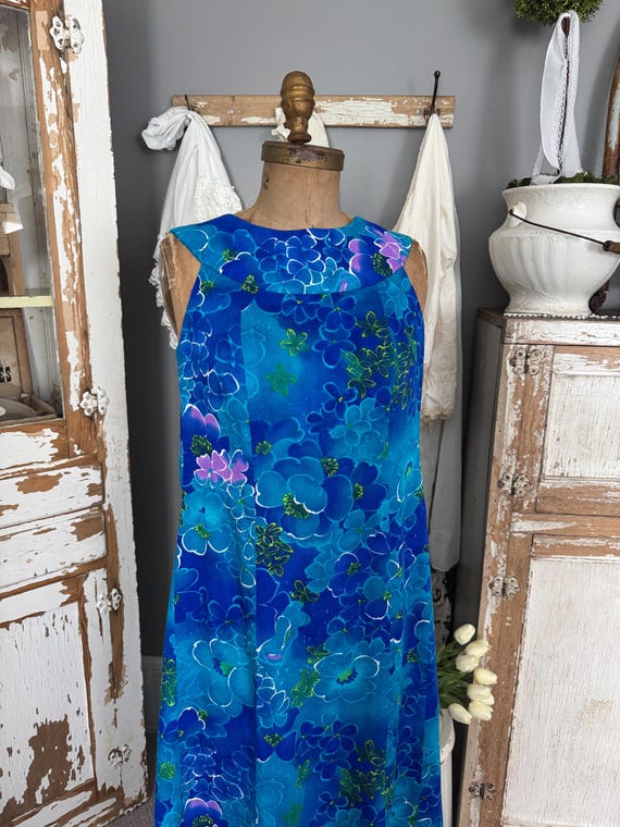 Vestido estilo vintage dos anos 60 com estampa floral Day Glo