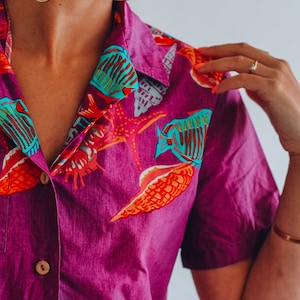 Vintage 70s Sportswear Blouse Tropical Floral Print; 80s Resort Sport Abstract Floral Fitted Summer Button Down Blouse with Wingtip Collar