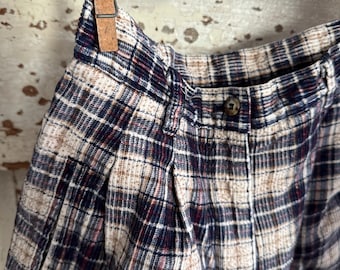 Vintage 90-talsrutiga manchestershorts i blått, rött och brunt; 80-talsrutiga, ribbade shorts med hög midja och mudd, S