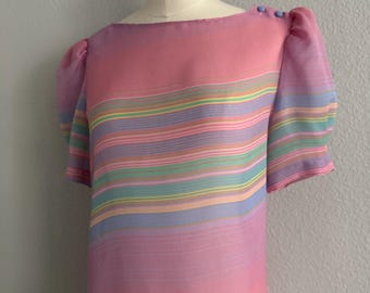 Sukienka typu baby doll w stylu retro z lat 80. w pastelowe tęczowe paski z krótkim rękawem; asymetryczny, z obniżoną talią, zwiewny, pastelowy kostium kąpielowy L z lat 70.