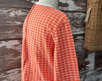 Chemisier en tricot de polyester Vichy pour femmes vintage des années 60, orange et blanc ; Col rond en polyester à carreaux abstraits à manches longues des années 70, printemps 70 M