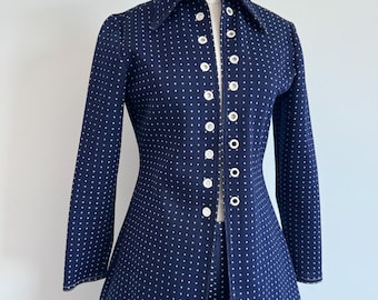 Vintage 70er-Jahre-Set mit kleinem Pünktchenmuster, marineblau-weißem Mod-Polyester, bestehend aus Blazer und Schlaghose; 60er-Jahre-Set; Retro-Hosenanzug der 60er-Jahre