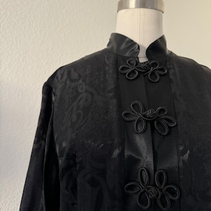 Vintage jaren &#39;70 Rayon reliëf Cheongsam zwarte jurk met Fleur-de-lis print mandarijn kraag; Jaren &#39;80 zwarte Qipao cocktailjurk brokaatprint L