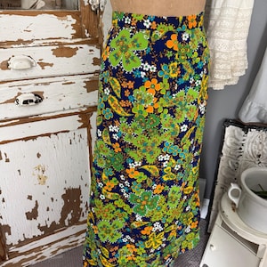 Vintage 70er Jahre Retro Boho Rock mit Gänseblümchen Muster; 70er Jahre Prärie Rock Patchwork Print; 70er Jahre Daisy Maxi Rock M L