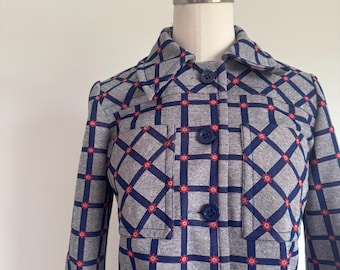 Blusa vintage de los años 70, psicodélica, de manga larga, estilo americano, con estampado floral de cuadrícula y margaritas; blusa ajustada de manga larga estilo mod de primavera de los años 70 con cuello de punta de ala.