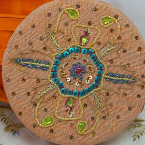 Sieradendoos met lovertjes/Gewatteerde hoes/Met stof bedekt/6" rond/Vintage kaptafeldecor/Verfraaid/Binnenspiegel/Ouderwetse look/doosjes met juwelen