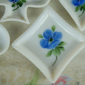 Milchglas Eitelkeits-Schmucktablett / blaue Blumen / Kartensymbole / kleine Aschenbecher / Spielkartenanzüge / Perlenkanten / handbemalt / Waschtischdekor / Mitte des Jahrhunderts