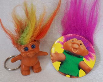 Trolls coleccionables/Troll Norfin/Pin metálico/Llavero de Troll/Corea/Sets de Trolls/Pin/Pelo arcoíris/Pelo morado/Set de pin y llavero/Troll de los 90
