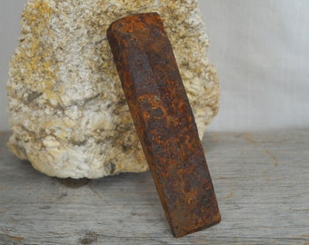 Cuña pequeña para partir madera/Herramienta rústica para tala/1 1/2 libras/Herramientas de tala primitivas/Cuña de hierro para leñador/Decoración forestal