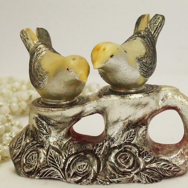 Vintage Love Birds Salt And Pepper Set/Plastic Bird Shaker Set/Birdwatcher Gift/Silver Bird Figurine/Hong Kong/Mid Century Birds/Bird Gift