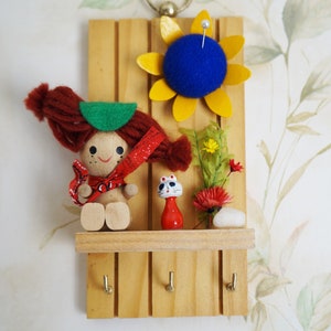 Jolie poupée porte-clés/porte-clés/poupée en bois/porte-clés suspendu/décoration de ferme/pelote de fleurs/décoration murale/petits espaces/poupée avec chat/Taïwan