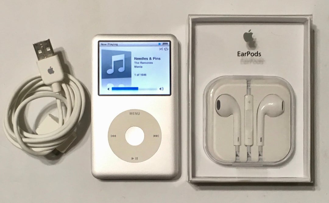 Ipod // Apple Ipod Classic 7th Generation 160GB Silver// Apple