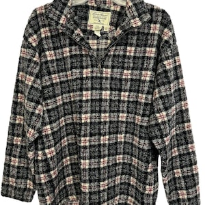 Könnte beinhalten: Ein schwarz-weiß-burgunderrotes Fleece-Pullover mit halbem Reißverschluss. Das langärmlige Oberteil hat ein weiches, strukturiertes Aussehen und einen hohen Kragen. Das Eddie Bauer-Etikett ist sichtbar.