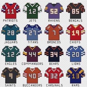 K&ouml;nnte beinhalten: Ein Kreuzstichmuster mit sechzehn Football-Trikots im Pixel-Art-Stil in verschiedenen Teamfarben. Jedes Trikot zeigt eine individuelle Spielernummer und den entsprechenden Teamnamen: Patriots, Jets, Ravens, Bengals, Jaguars, Titans, Broncos, Chiefs, Eagles, Commanders, Bears, Lions, Saints, Buccaneers, Cardinals und Rams.