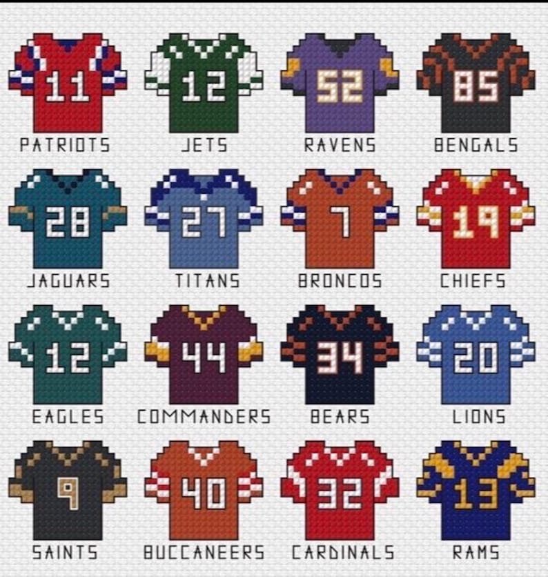 K&ouml;nnte beinhalten: Ein Kreuzstichmuster mit sechzehn Football-Trikots im Pixel-Art-Stil in verschiedenen Teamfarben. Jedes Trikot zeigt eine individuelle Spielernummer und den entsprechenden Teamnamen: Patriots, Jets, Ravens, Bengals, Jaguars, Titans, Broncos, Chiefs, Eagles, Commanders, Bears, Lions, Saints, Buccaneers, Cardinals und Rams.