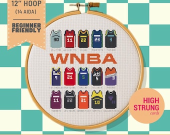 Könnte beinhalten: Ein Kreuzstichmuster in einem Holzrahmen mit fünfzehn bunten WNBA-Basketballtrikots inklusive Teamnamen und Nummern. Der Text lautet FITS ON 12" HOOP (14 AIDA) BEGINNER FRIENDLY sowie HIGH STRUNG cards PATTERN KEEPER STITCHLY PDF FILES.