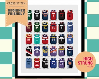 Könnte beinhalten: Ein gerahmtes Kreuzstichmuster mit einem Raster aus dreißig NBA-Basketballtrikots in verschiedenen Teamfarben und Nummern. Jedes Trikot ist mit dem entsprechenden Stadtnamen in einer verpixelten Schriftart beschriftet. Das Design ist ein digitales Diagramm.