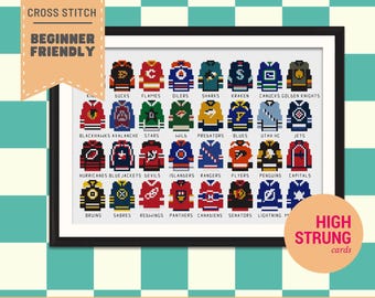 Könnte beinhalten: Ein gerahmtes Kreuzstichmuster mit pixeligen Illustrationen verschiedener NHL-Eishockeytrikots in Reihen, die jeweils mit dem Teamnamen beschriftet sind. Das Design enthält den Text NHL CROSS STITCH BEGINNER FRIENDLY sowie HIGH STRUNG cards.