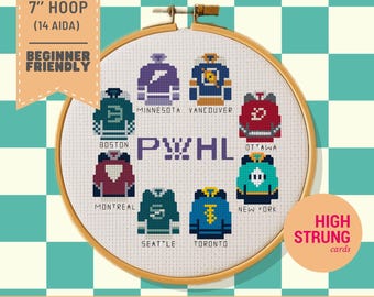 Könnte beinhalten: Ein Kreuzstichmuster in einem Holzrahmen mit dem PWHL-Logo, umgeben von sechs Eishockeytrikots für Minnesota, Vancouver, Ottawa, Montreal, Seattle und Toronto. Der Text lautet FITS ON 7" HOOP (14 AIDA) BEGINNER FRIENDLY.