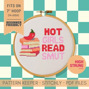 Peut inclure: Broderie au point de croix avec le texte "HOT GIRLS READ SMUT" en rouge et rose. Le motif comprend une pile de livres surmontée d'un piment rouge. Le cercle mesure 17.78 cm et est adapté aux débutants.