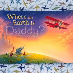 Puede incluir: Un libro infantil titulado Where on Earth Is Daddy? de Brittany Clarke. La portada muestra un biplano rojo volando en un cielo al atardecer sobre un paisaje verde con una jirafa, un elefante, un zorro, una oveja y un pingüino. Título en amarillo.