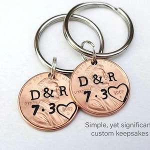 Regalo único y personalizado para parejas: 2 llaveros personalizados con monedas, ideales para aniversario, para novio, novia, esposo o esposa, o como detalle sentimental para San Valentín.