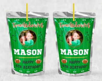 Könnte beinhalten: Zwei grüne und weiße Saftboxen mit einem Football-Motiv. Die Boxen zeigen ein Foto eines jungen Jungen, den Namen Mason und den Text "Touchdown" und "Happy 5th Birthday!"
