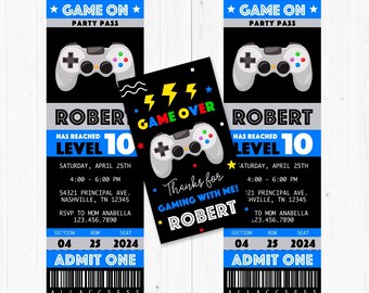 Könnte beinhalten: Zwei blaue und weiße Partyeinladungen mit einem Gamecontroller-Design. Der Text auf den Einladungen lautet "Game On Party Pass" und "Robert hat Level 10 erreicht".