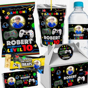 K&ouml;nnte beinhalten: Ein Satz Party-Geschenketiquettes mit einem schwarzen und neongr&uuml;nen Videospiel-Thema. Die Etiketten zeigen einen Gamer-Jungen, einen Videospiel-Controller und den Text "Game On! Robert Has Reached Level 10".