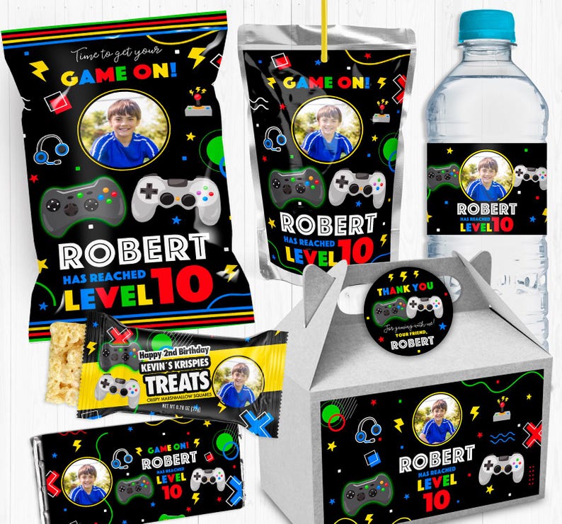 K&ouml;nnte beinhalten: Ein Satz Party-Geschenketiquettes mit einem schwarzen und neongr&uuml;nen Videospiel-Thema. Die Etiketten zeigen einen Gamer-Jungen, einen Videospiel-Controller und den Text "Game On! Robert Has Reached Level 10".