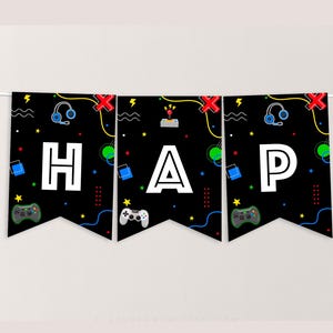 K&ouml;nnte beinhalten: Schwarz-wei&szlig;es Banner mit dem Wort "HAPPY" in gro&szlig;en wei&szlig;en Buchstaben. Das Banner hat ein Gaming-Thema mit Bildern von Videospielcontrollern, Kopfh&ouml;rern und anderen Gaming-Symbolen.
