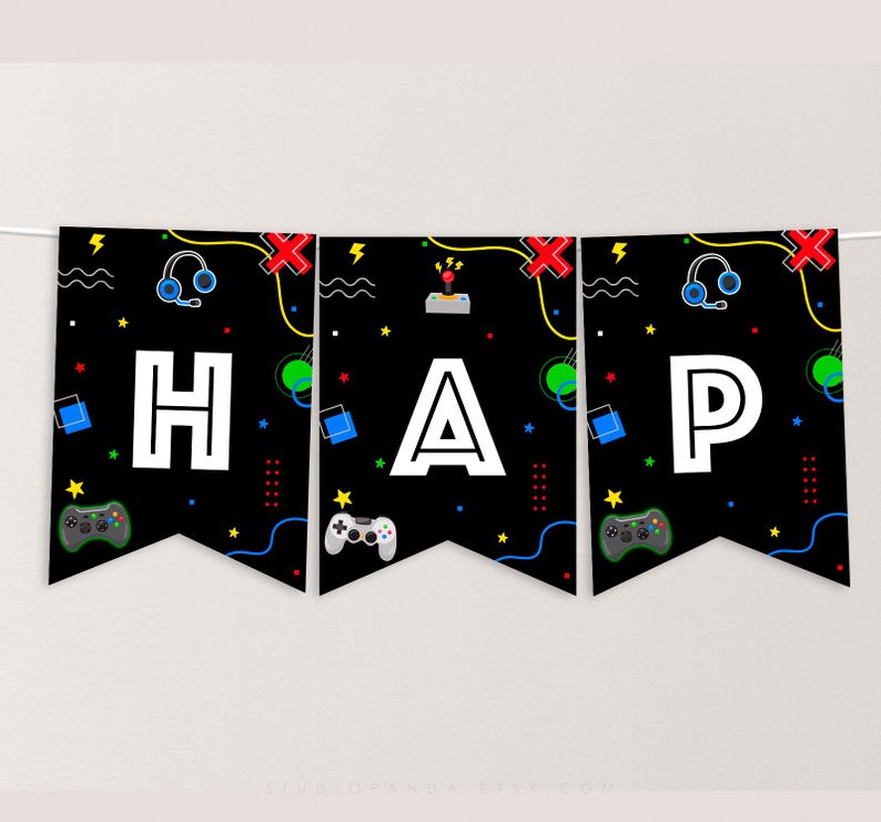 K&ouml;nnte beinhalten: Schwarz-wei&szlig;es Banner mit dem Wort "HAPPY" in gro&szlig;en wei&szlig;en Buchstaben. Das Banner hat ein Gaming-Thema mit Bildern von Videospielcontrollern, Kopfh&ouml;rern und anderen Gaming-Symbolen.