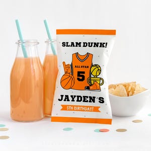 Puede incluir: Bolsa de patatas fritas naranja y blanca con un diseño de camiseta de baloncesto. La camiseta tiene el texto "All Star" y el número "5". La bolsa dice "Slam Dunk! Jayden's 5th Birthday!"