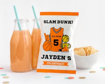 Peut inclure: Sachet de chips orange et blanc avec un design de maillot de basket-ball. Le maillot porte le texte "All Star" et le numéro "5". Le sac indique "Slam Dunk! Jayden's 5th Birthday!"