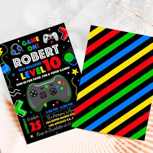 K&ouml;nnte beinhalten: Eine schwarz-gr&uuml;ne Geburtstagseinladung mit einem Grafikbild eines Videospiel-Controllers. Die Einladung lautet "Game On! Robert Has Reached Level 10. Join us for food, fun & video games!" Das Datum ist Samstag, der 25. Oktober. Die Zeit ist 15:00 - 18:00 Uhr. Der Ort ist The Peterson's Home, 284 Super Mario St, Los Angeles CA. RSVP an Charlotte unter 123.