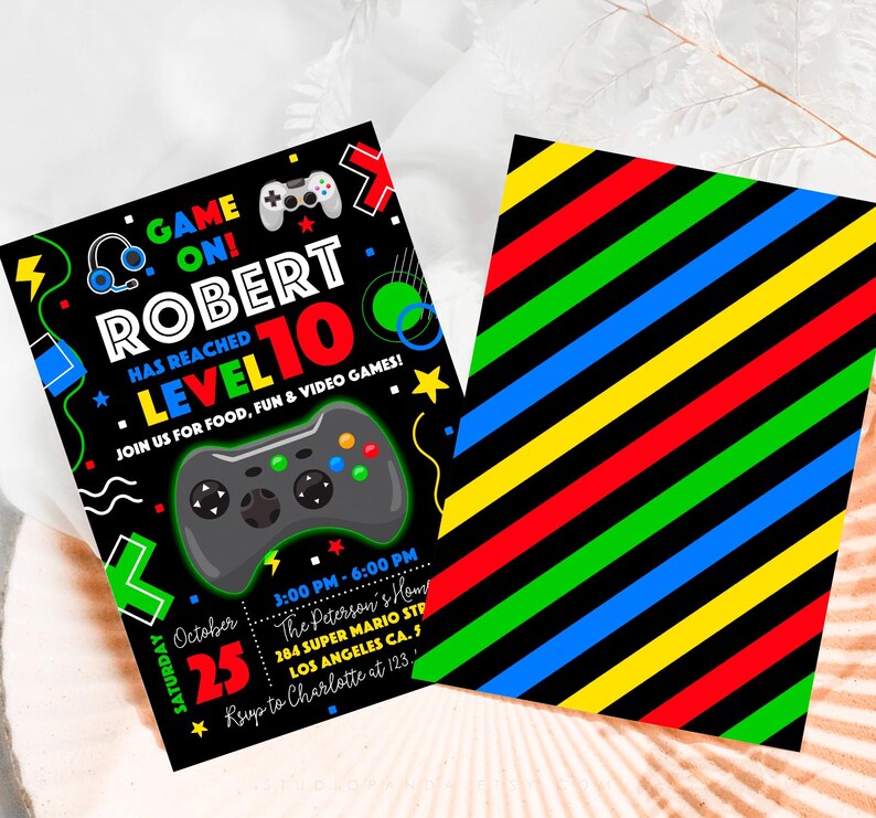 K&ouml;nnte beinhalten: Eine schwarz-gr&uuml;ne Geburtstagseinladung mit einem Grafikbild eines Videospiel-Controllers. Die Einladung lautet "Game On! Robert Has Reached Level 10. Join us for food, fun & video games!" Das Datum ist Samstag, der 25. Oktober. Die Zeit ist 15:00 - 18:00 Uhr. Der Ort ist The Peterson's Home, 284 Super Mario St, Los Angeles CA. RSVP an Charlotte unter 123.