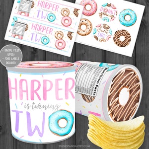 Op de afbeelding: Printbare donut-thema verjaardagsgeschenkenlabels voor een kind dat twee jaar wordt. De labels hebben een roze en blauwe donut met sprankels en de tekst "Harper wordt twee".