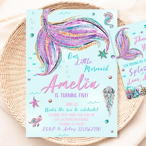 Puede incluir: Una cola de sirena azul y morada con purpurina, una estrella de mar y una medusa. El texto dice "Our Little Mermaid Amelia is turning five! Join us under the sea to celebrate! October 15th from 2:00-5:00 PM 173 Watermelon Avenue Phoenix, AZ 85020 RSVP to Aubrey 123.4567890"