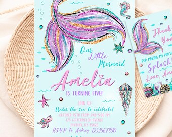 以下が含まれることがあります： キラキラ光る青と紫のマーメイドの尻尾、ヒトデ、クラゲ。テキストには「Our Little Mermaid Amelia is turning five! Join us under the sea to celebrate! October 15th from 2:00-5:00 PM 173 Watermelon Avenue Phoenix, AZ 85020 RSVP to Aubrey 123.4567890」と書いてあります。