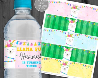 Peut inclure: Etiquettes pour bouteilles d'eau avec un lama portant une couronne de fleurs et des glands colorés. Les étiquettes indiquent "Llama Fun Hannah a trois ans".