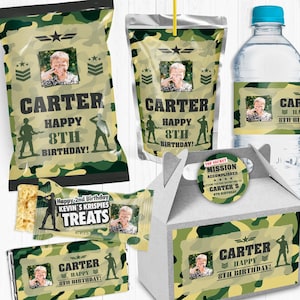 Puede incluir: Un conjunto de etiquetas de regalo de fiesta con un patrón de camuflaje y una foto de un niño. Las etiquetas son para una fiesta de cumpleaños de 8 años para un niño e incluyen el nombre "Carter" y el texto "¡Feliz 8º cumpleaños!"