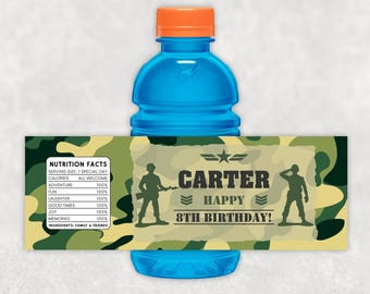 以下が含まれることがあります： 緑、茶色、黄色の迷彩柄のウォーターボトルラベルに「Carter Happy 8th Birthday!」の文字と、ライフルを持った兵士のシルエットが描かれています。ラベルには、ユーモラスな成分リストを含む栄養成分表も記載されています。