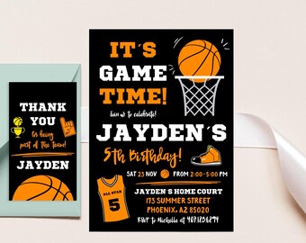 以下が含まれることがあります： 5歳の誕生日パーティーのための黒とオレンジのバスケットボールをテーマにした誕生日招待状。招待状には、バスケットボールがフープを通過する様子、バスケットボールのジャージ、そして「It's Game Time!」「Jayden's 5th Birthday!」というテキストが書かれています。