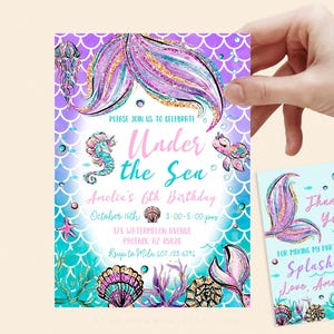 Puede incluir: Una invitación de cumpleaños con temática de "Bajo el mar" con una cola de sirena, conchas marinas y un caballito de mar. La invitación es para el 6º cumpleaños de Amelin. El texto de la invitación dice "Por favor, únase a nosotros para celebrar Bajo el mar El 6º cumpleaños de Amelin 16 de octubre 15:00-17:00 173 Watermelon Avenue Phoenix, AZ 85626 Rsvp a Mila 407.123.6294".