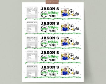 以下が含まれることがあります： サッカーボールと「Jason's 6th Birthday Party!」のテキスト、サッカーのユニフォームを着た男の子の写真が描かれた、水筒用の印刷可能なラベルが5枚。