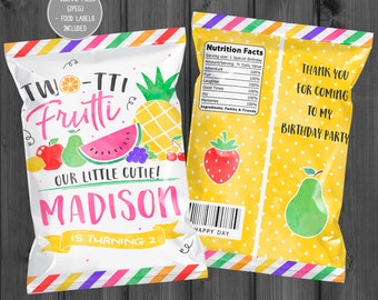 Peut inclure: Un sac de chips coloré pour fête avec un thème de fruits. Le devant du sac dit "Two-Tti Frutti" et "Our Little Cutie! Madison is Turning 2". Le dos du sac dit "Thank You for Coming to My Birthday Party".