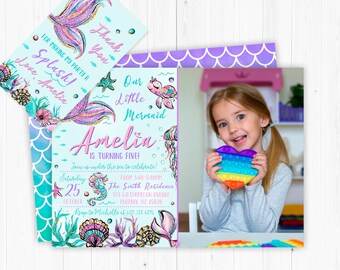 以下が含まれることがあります： 5歳になる女の子のためのマーメイドをテーマにした誕生日招待状。招待状には、紫と青のマーメイドの尻尾、ピンクと紫の貝殻、青と緑の亀が描かれています。招待状のテキストには、「私たちのかわいいマーメイドアメリアは5歳になります！」と書かれており、パーティーの日時と場所が記載されています。