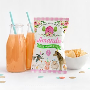 Puede incluir: Bolsa de fiesta de animales de granja rosa, blanca y verde con un patrón de cuadros rosa y blanco. La bolsa tiene una pancarta rosa con el texto "Pink, Baa, Cluck and Moo" y "Amanda cumple 3!" con un granero rosa y animales de granja.