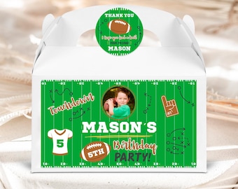 Könnte beinhalten: Grüne und weiße Geschenkbox mit Fußball-Motiv. Die Box zeigt ein Bild eines Jungen und den Text "MASON'S 5th Birthday Party!"