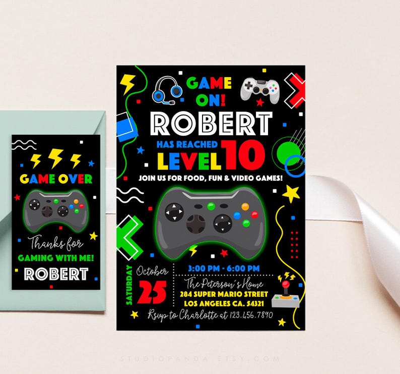 K&ouml;nnte beinhalten: Eine schwarz-gr&uuml;ne Einladung zu einer Geburtstagsparty zum Thema Videospiele mit einer bunten Grafik eines Gamepads. Die Einladung lautet "Game On! Robert Has Reached Level 10. Join us for food, fun & video games!" und enth&auml;lt Datum, Uhrzeit und Ort der Party.